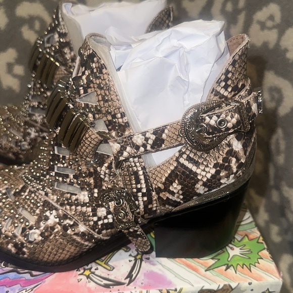 Jeffrey Campbell Calhoun Cutout Booties in Taupe Multi Snake New & Never Worn π - Picture 5 of 17